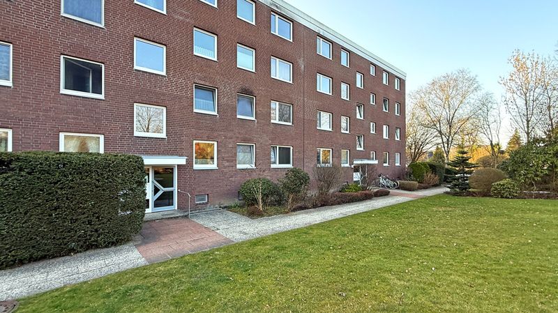 Helle 4-Zimmerwohnung mit Loggia zum Garten in Großhansdorf zur Miete – Wentzel Dr.